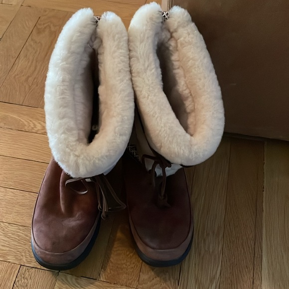 Gently worn UGG brand size 8 boots. Brownish-burgundy/cream. Water resistant. - Picture 3 of 3